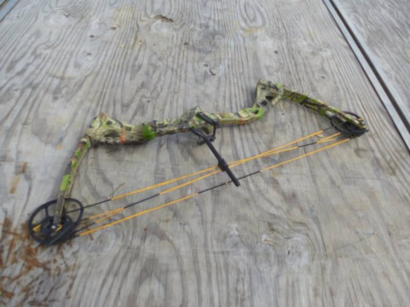 lot 32 image: Youth Target Bow