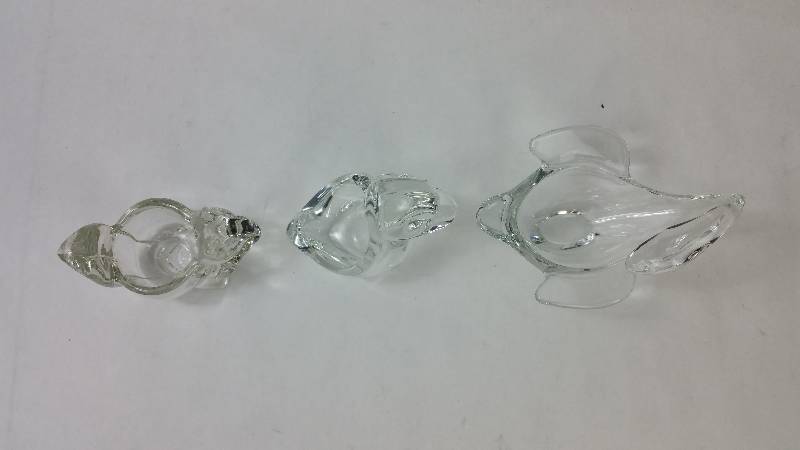 lot 61 image: Vannes Crystal and Avon Crystal Swan, Duck, and Squirrel