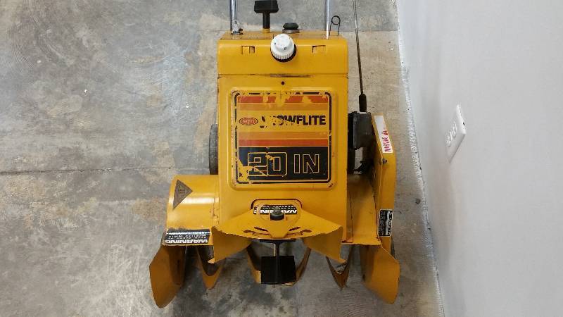 lot 89 image: MTD Vintage 20 Two Cycle Snow Thrower - FOR PARTS