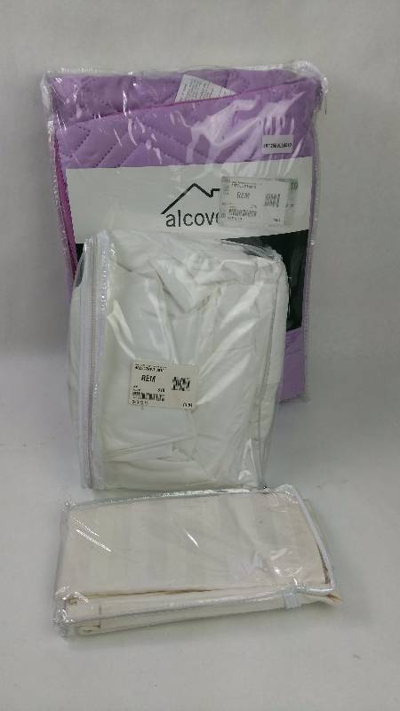 lot 11 image: Coverlet Set - Twin & Oversized Cotton Percale Sheet Set - Queen & Standard Pillow Cases