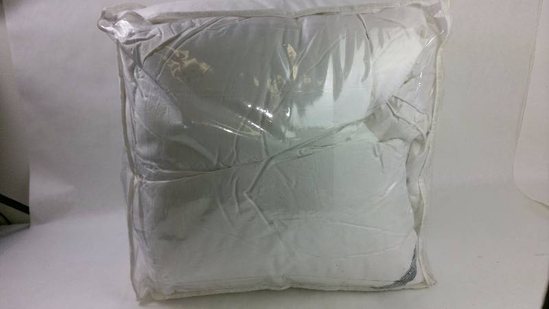 lot 32 image: Naples 700TC Sateen King Down Comforter