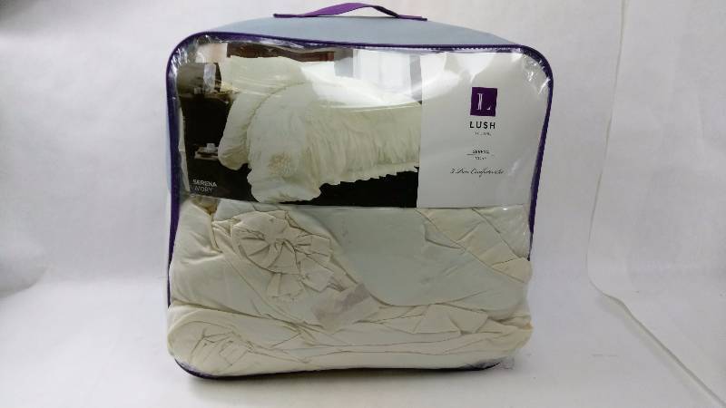 lot 44 image: Lush 3 Piece Comforter Set