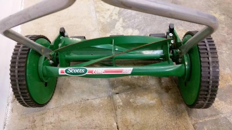 lot 105 image: Scotts Turf 14 Manual Push Mower - Non Powered Lawnmower