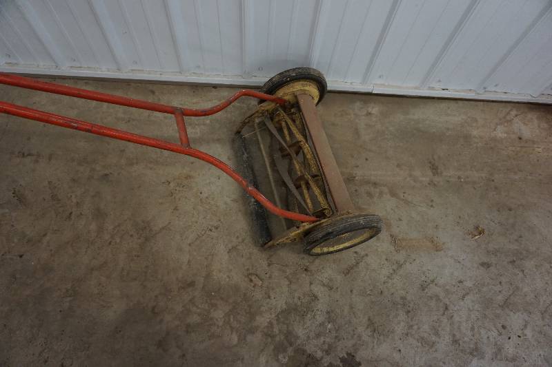 lot 20 image: Manual Reel Style Lawn Mower