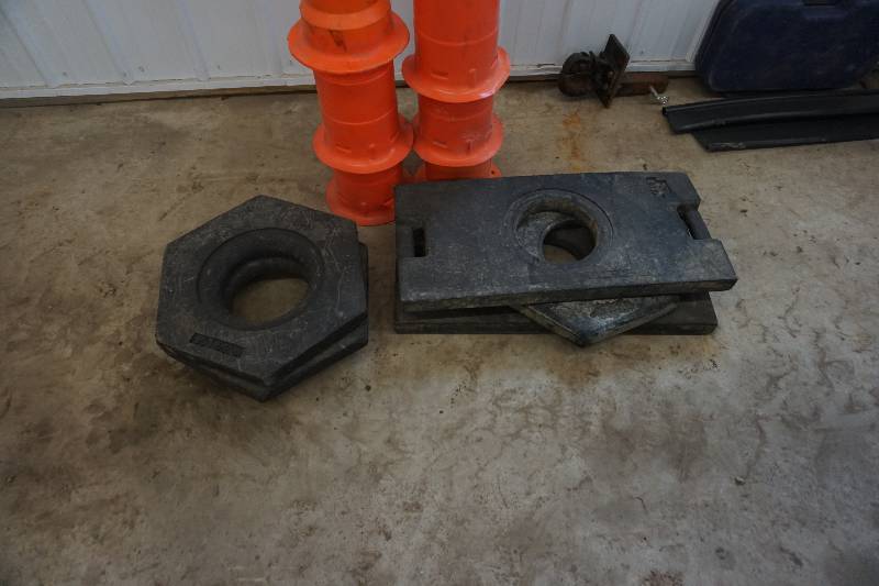 lot 19 image: Set of 6 - Fluorescent Highway Safety Cones With Base