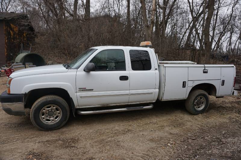 lot 4 image: 2003 Chevrolet 2500 Duramax Diesel 4 x 4 Extended Cab Utility Work Truck