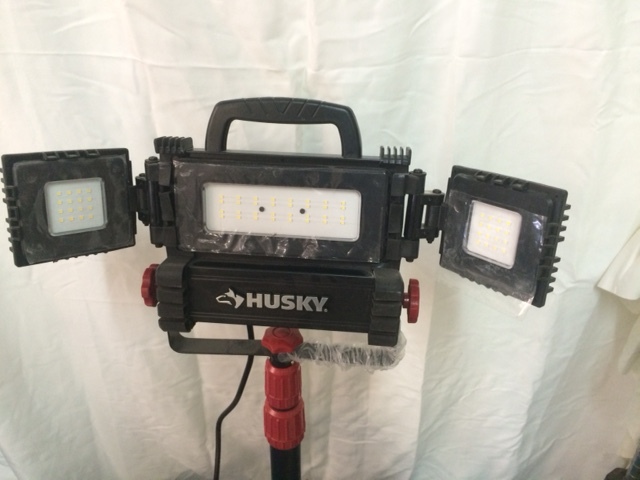 lot 24 image: 3200 Lumen, Adjustable LED Shop Light