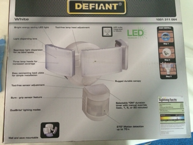 lot 25 image: Defiant motion security light, 3 LED Lights 270degrees