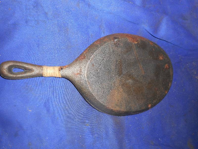 VINTAGE CAST IRON SKILLET