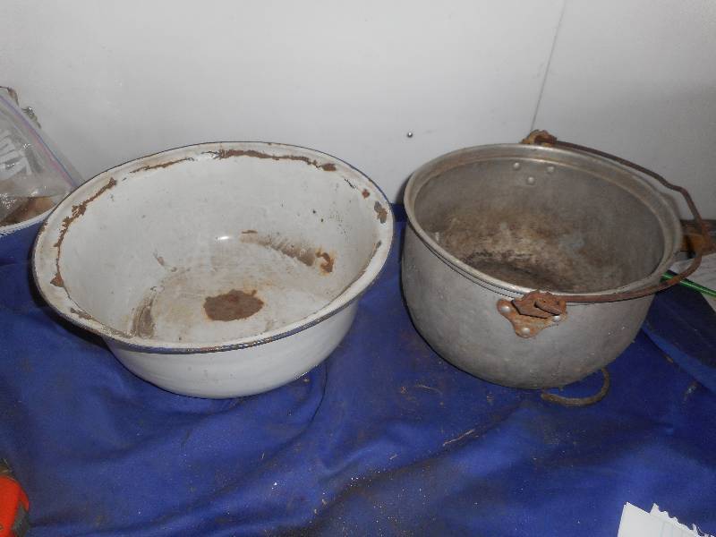 ANTIQUE BASIN AND KETTLE
