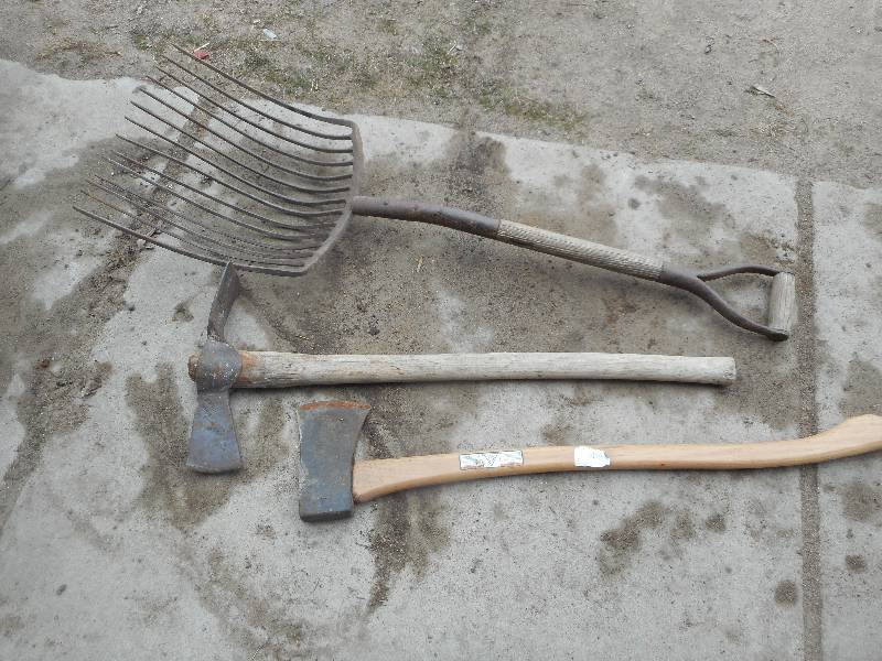 2 AXES 1 SILAGE FORK