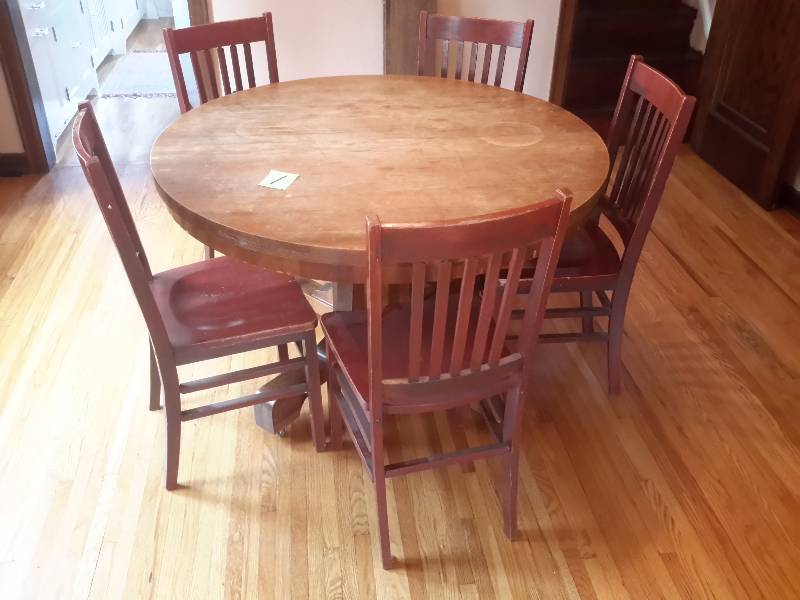 Oak Round Pedestal Table with 6 Chairs.. 3 leaves each 9in..