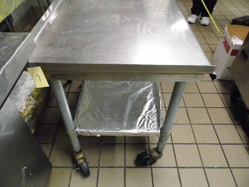 lot 7 image: Table On Wheels