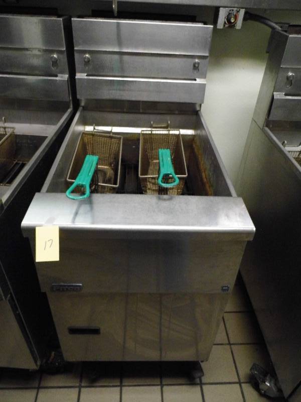lot 17 image: Pitco Fryer w 2 Baskets