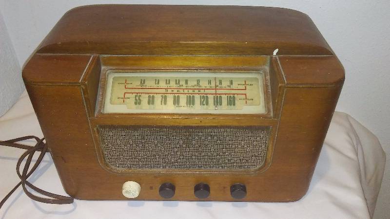 lot 6 image: Vintage Radio, Sentinel, powers up