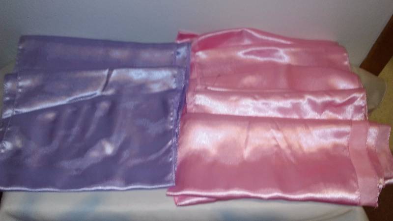 lot 27 image: Table Runner (6) Four Pink, Two Purple 10 inch x 8 ft.