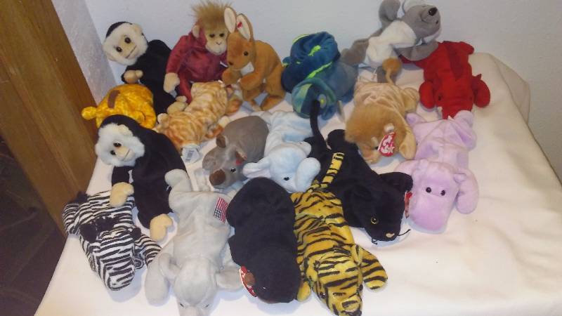 lot 54 image: Safari Beanie Babies (17) most with Heart Tags, All with Tush Tags, Display Only, Never Played with.