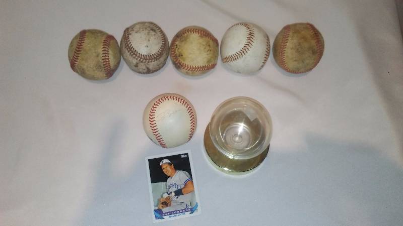 lot 80 image: Autographs Pat Borders Baseball with Card and (5) Misc. baseballs
