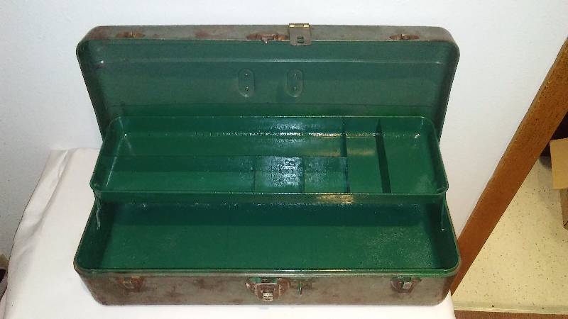 lot 102 image: Vintage Metal Tackle Box, 19 x 7 x 6 inches
