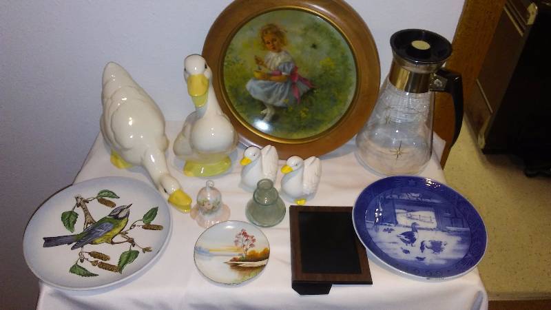lot 135 image: Vintage Kitchen Dcor  See pictures
