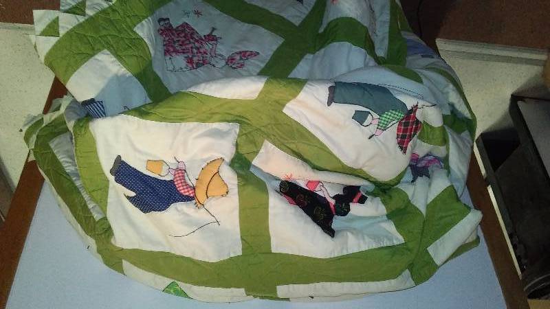 lot 156 image: Holly Hobby Handmade Quilt 8 ft x 8.5 ft.