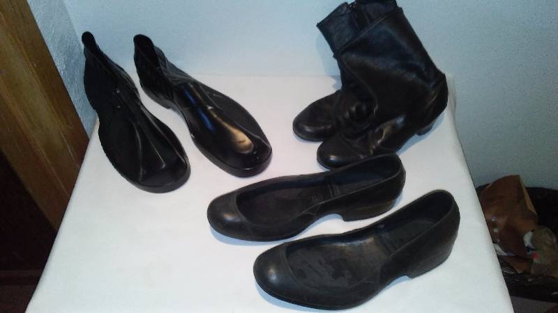 lot 157 image: Vintage Womens Boots (8.5 med) and Tingly Mens Rubbers (2) Size XL