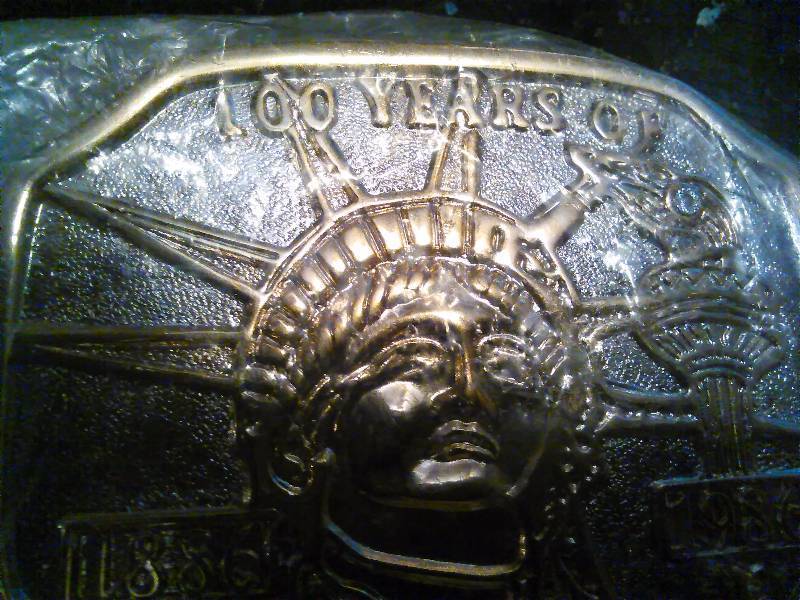 lot 278 image: Vintage Belt Buckle, 100 Years of the Statue of Liberty, 1886-1986 sealed
