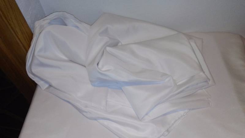 lot 31 image: White Table Cloth, Round 108 Inches