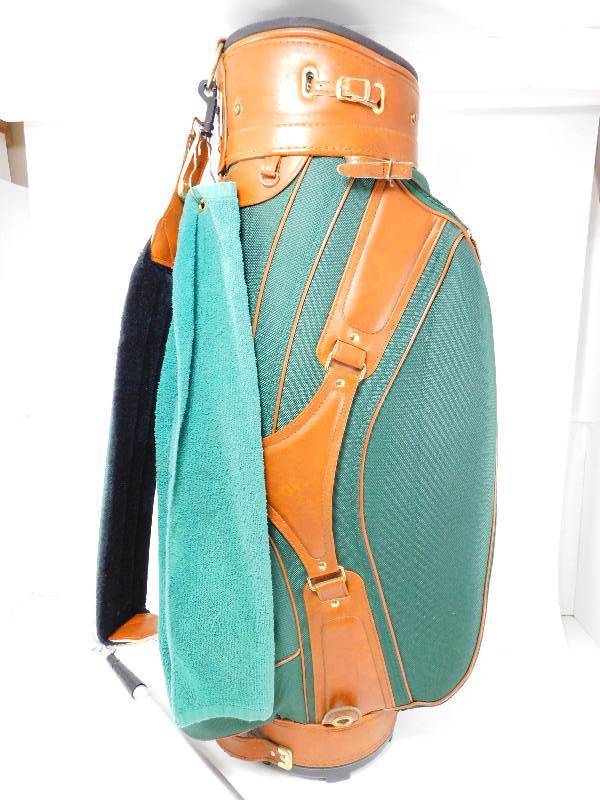 lot 2 image: Wilson Knight Golf Bag