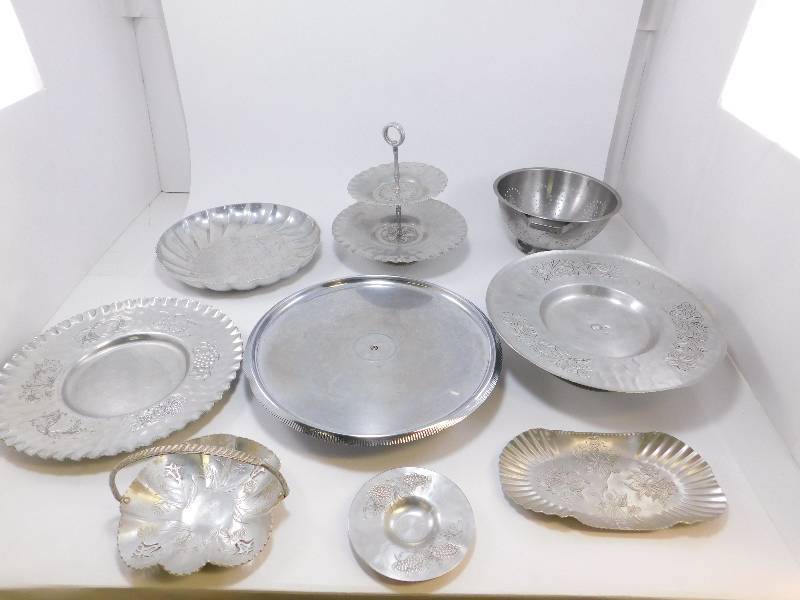 lot 11 image: Lot of Aluminum Dishes