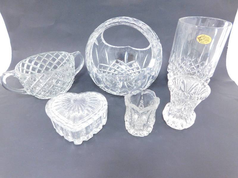 lot 27 image: Lot of Clear Glass Items