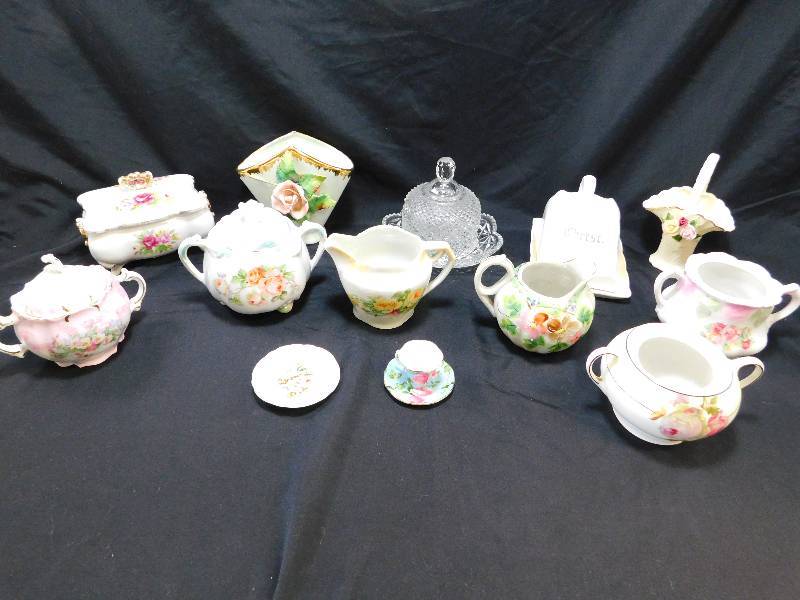 lot 40 image: Lot of Ceramic Sugar and Creamer Pieces