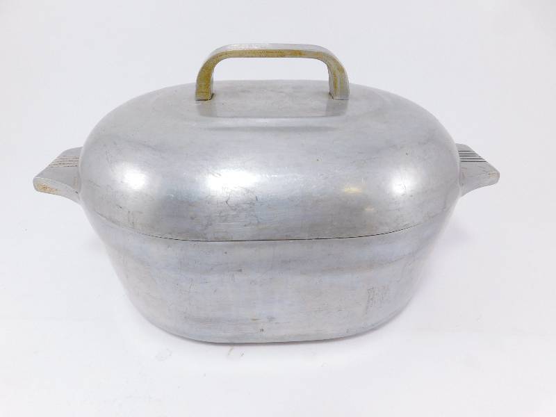 lot 46 image: VINTAGE WAGNER WARE MAGNALITE 8 QT OVAL ROASTER WITH TRIVET