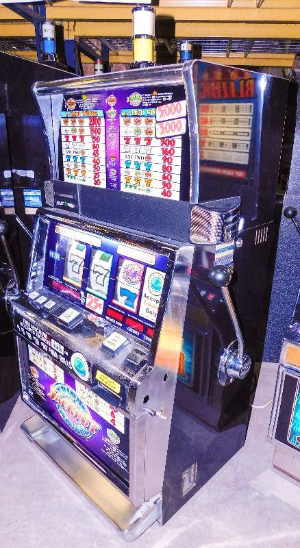 lot 1010 image: IGT TRIPLE DOUBLE JACKPOT REEL SLOT MACHINE