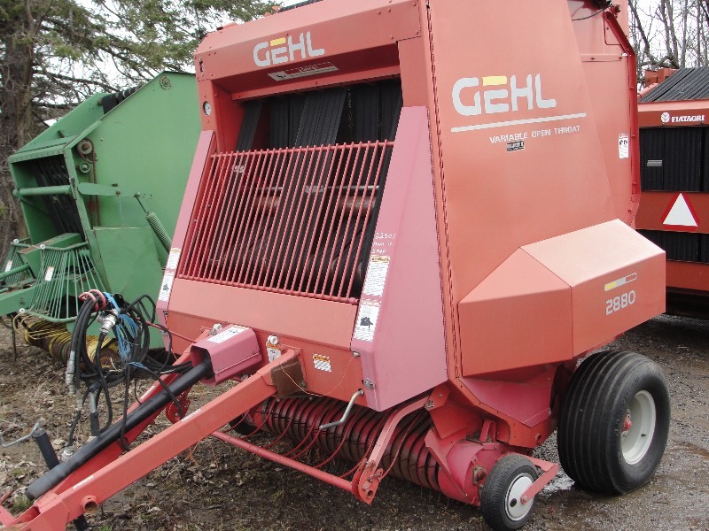lot 2 image: GEHL 2880 VARIABLE OPEN THROAT ROUND BALER