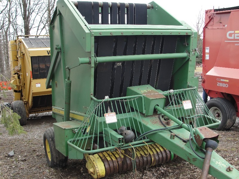 lot 3 image: JOHN DEERE 510 ROUND BALER