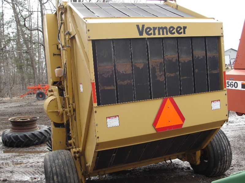 lot 5 image: VERMEER 605J ROUND BALER