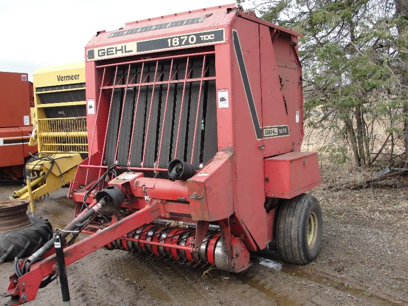 lot 6 image: GEHL 1870 ROUND BALER
