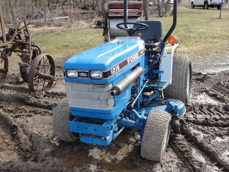 lot 3 image: FORD 1215 HST GARDEN TRACTOR
