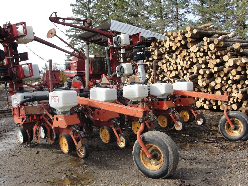 lot 2 image: WHITE 5100 8-ROW CORN PLANTER