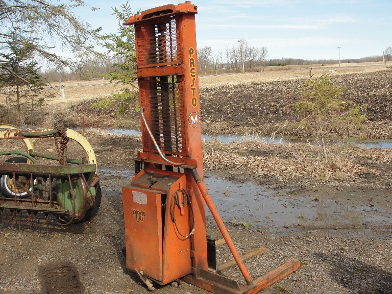 lot 6 image: HARD SURFACE FORKLIFT