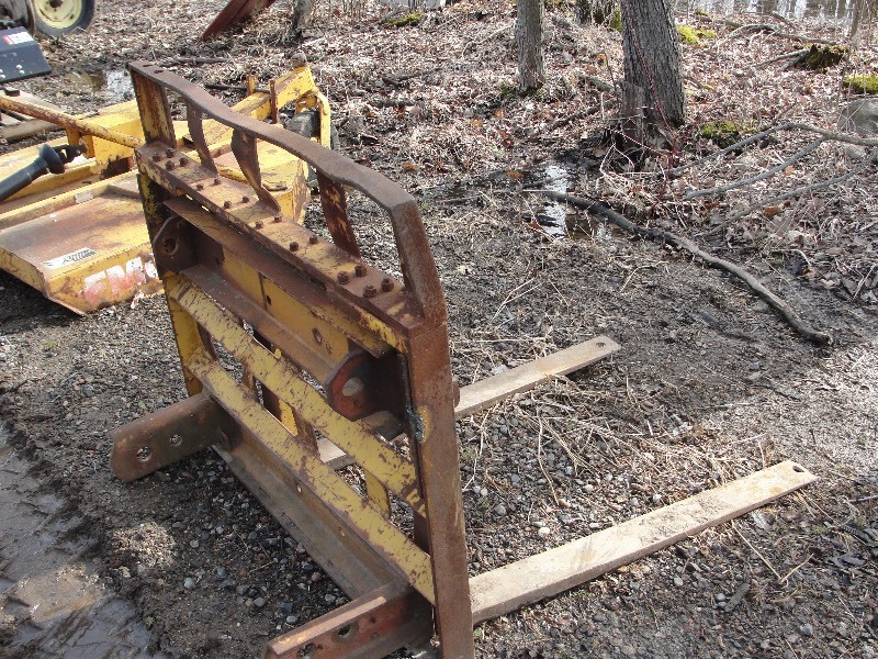 lot 11 image: HOMEMADE UNIVERSAL PALLET FORK