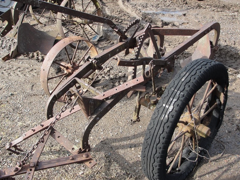 lot 16 image: INTERNATIONAL  2 BOTTOM PLOW