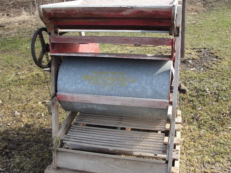 lot 18 image: MINNEAPOLIS MOLINE FANNING MILL