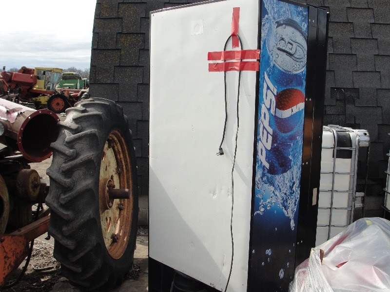 lot 20 image: PEPSI POP MACHINE