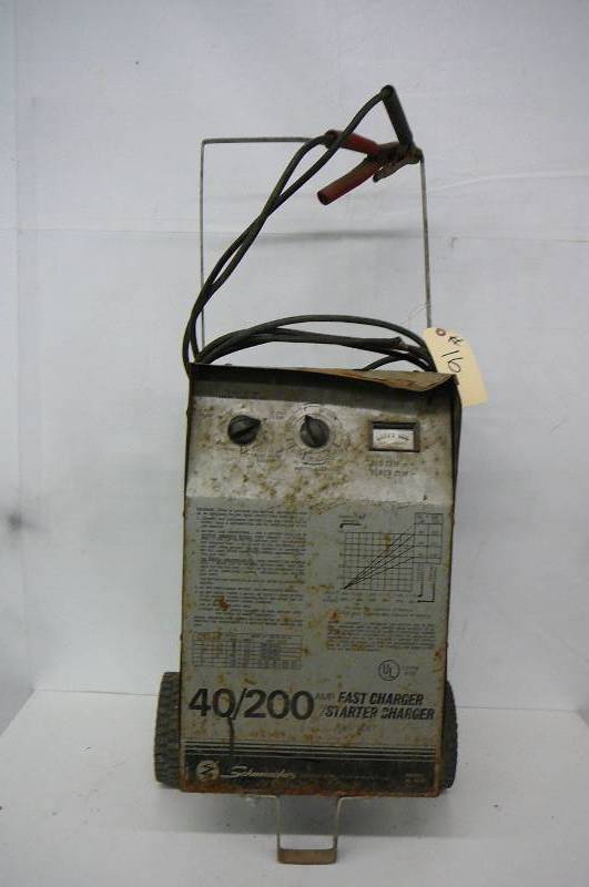 lot 16 image: Battery Charger