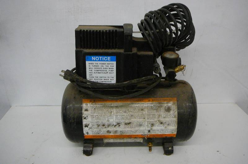 lot 17 image: Air Compressor