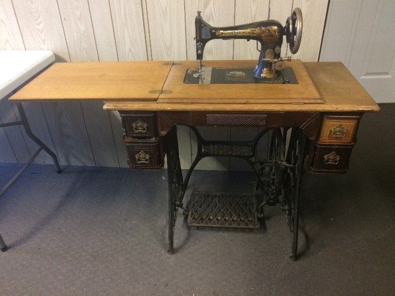 lot 19 image: Vintage SINGER Sewing Machine & Cabinet