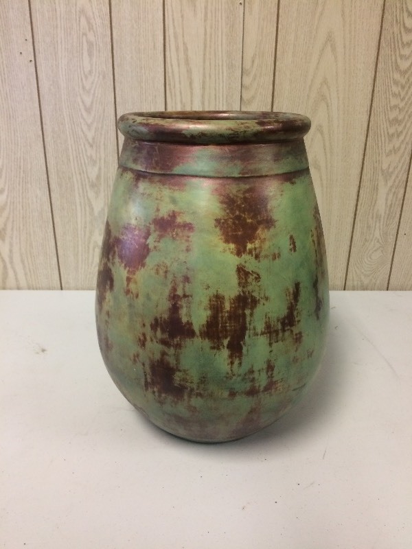 lot 33 image: Large Indoor Outdoor Vase  Planter