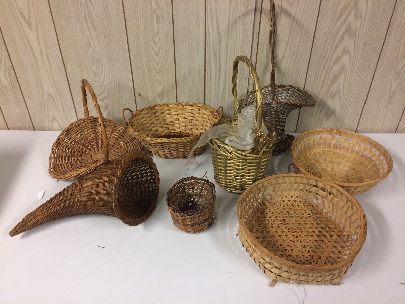 lot 67 image: 8 Wicker Baskets